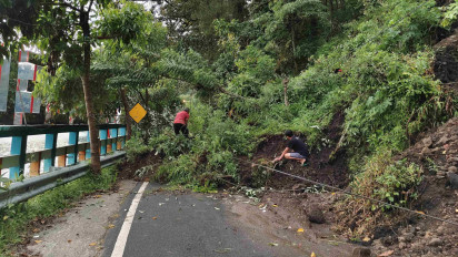 Jalan Objek Wisata Telaga Ngebel Ponorogo Putus Total Akibat Longsor