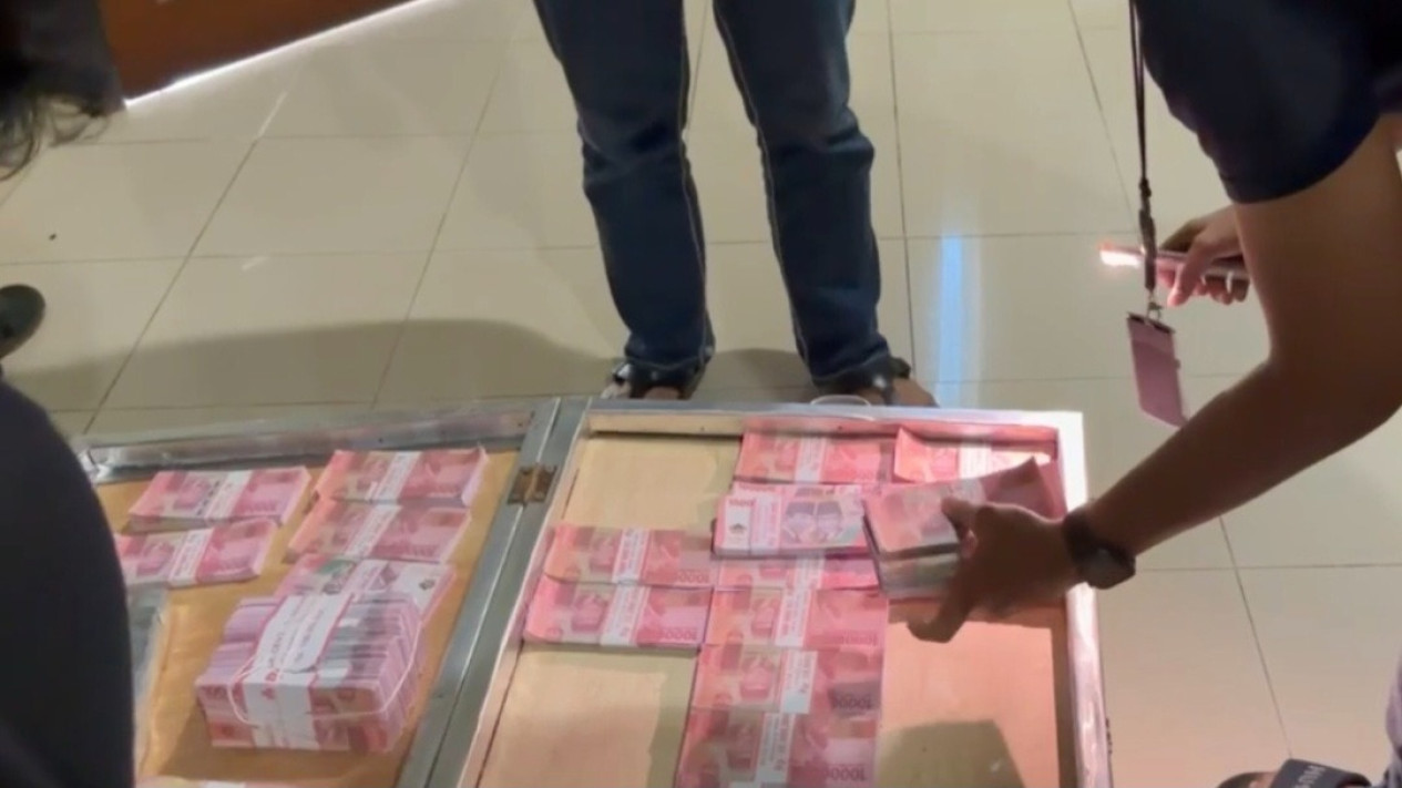 Polda Metro Jaya Tangkap Pengedar Uang Palsu Rp100 Ribuan di Bogor
            - galeri foto