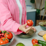 Benarkah Tomat Pantang Dikonsumsi Penderita Gagal Ginjal? Begini Kata Dokter