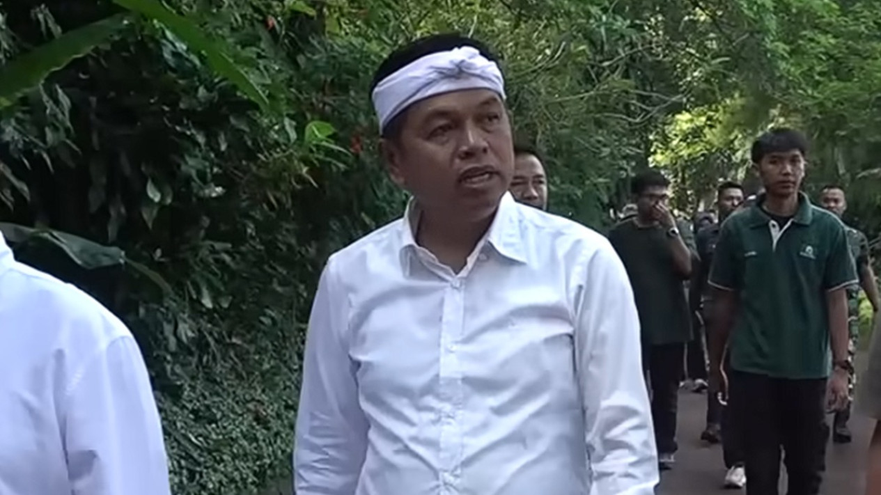 Bukan Cuma Urus Satwa, Dedi Mulyadi Lakukan Aksi Kemanusiaan di Kebun Binatang Bandung
            - galeri foto