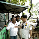 Berita Foto : Penertiban Warung Diduga Tanpa Surat Tugas, Pedagang Kecil Mengeluh