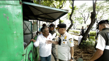 Berita Foto : Penertiban Warung Diduga Tanpa Surat Tugas, Pedagang Kecil Mengeluh