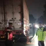Pemotor Tewas Usai Hantam Tronton yang Parkir Makan Jalan di Bandung