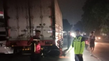 Pemotor Tewas Usai Hantam Tronton yang Parkir Makan Jalan di Bandung