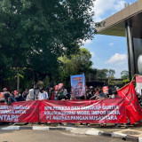 Gelar Unjuk Rasa, Massa Desak KPK Telusuri Proyek Pengadaan Mobil Pikap untuk KDMP