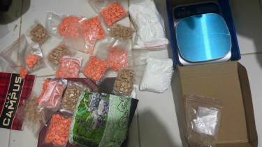 Perantara Pengedar Narkoba Diringkus di Terminal Senen, Barang Bukti 1 kg Sabu dan 1.694 Butir Ekstasi Disita