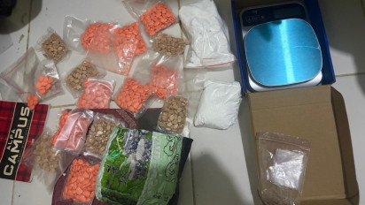 Perantara Pengedar Narkoba Diringkus di Terminal Senen, Barang Bukti 1 kg Sabu dan 1.694 Butir Ekstasi Disita