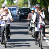 Gerakkan Hemat Energi dan BBM, Bupati Ipuk Bersepeda ke Kantor