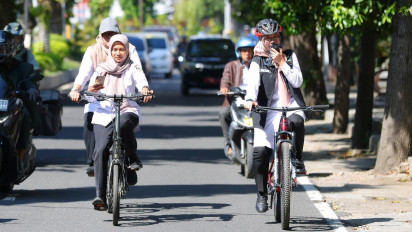 Gerakkan Hemat Energi dan BBM, Bupati Ipuk Bersepeda ke Kantor