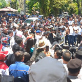 Ratusan Warga Bolmong Raya Demo di Kantor Gubernur, Tuntut Penyelesaian Persoalan Krusial