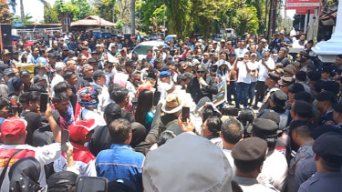 Ratusan Warga Bolmong Raya Demo di Kantor Gubernur, Tuntut Penyelesaian Persoalan Krusial