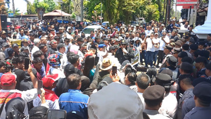 Ratusan Warga Bolmong Raya Demo di Kantor Gubernur, Tuntut Penyelesaian Persoalan Krusial