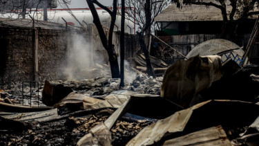 Berita Foto: Pendinginan Berlanjut, Titik Asap Masih Muncul di SPBE Cimuning Bekasi