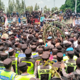 Ribuan Petani Tebu di Blora Gelar Aksi Unjuk Rasa,  Tuntut  Bulog Segera Perbaiki Pabrik GMM