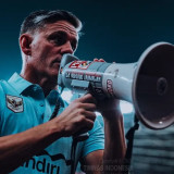 John Herdman Tuai Pujian Lagi, Kini Turuti Ajakan Foto Bocah Penggemar Timnas Indonesia Meski Lagi Berolahraga
