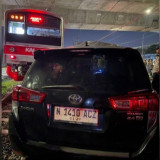 Mobil Tertemper KRL di Bogor Usai Tabrak Trotoar, Pengemudi Kabur