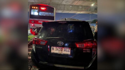 Mobil Tertemper KRL di Bogor Usai Tabrak Trotoar, Pengemudi Kabur