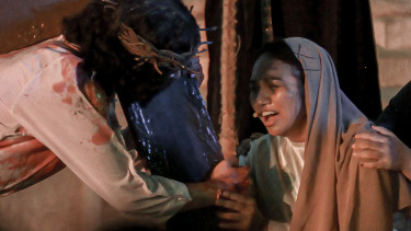 Berita Foto : Jalan Salib Kreatif Ajak Umat Hayati Sengsara Kristus di Katedral Jakarta