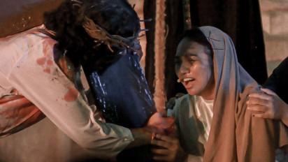 Berita Foto : Jalan Salib Kreatif Ajak Umat Hayati Sengsara Kristus di Katedral Jakarta