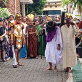 Warga Surabaya Tangisi Prosesi Jalan Salib, Umat Renungkan Pengorbanan Yesus Kristus
