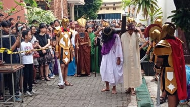 Warga Surabaya Tangisi Prosesi Jalan Salib, Umat Renungkan Pengorbanan Yesus Kristus