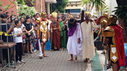 Warga Surabaya Tangisi Prosesi Jalan Salib, Umat Renungkan Pengorbanan Yesus Kristus