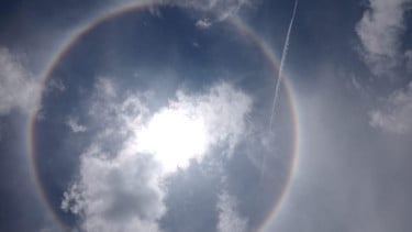 Menarik Perhatian Warga, Fenomena Sun Halo Matahari Muncul di Langit Pamekasan Madura