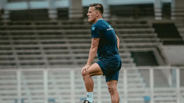 Lagi Liburan di Lombok, Pelatih Timnas Indonesia John Herdman Sempatkan Diri Main Sepak Bola Pantai Bersama Warga Lokal