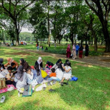 Berita Foto: Libur Panjang Paskah, Ribuan Pengunjung Padati Kawasan Monas