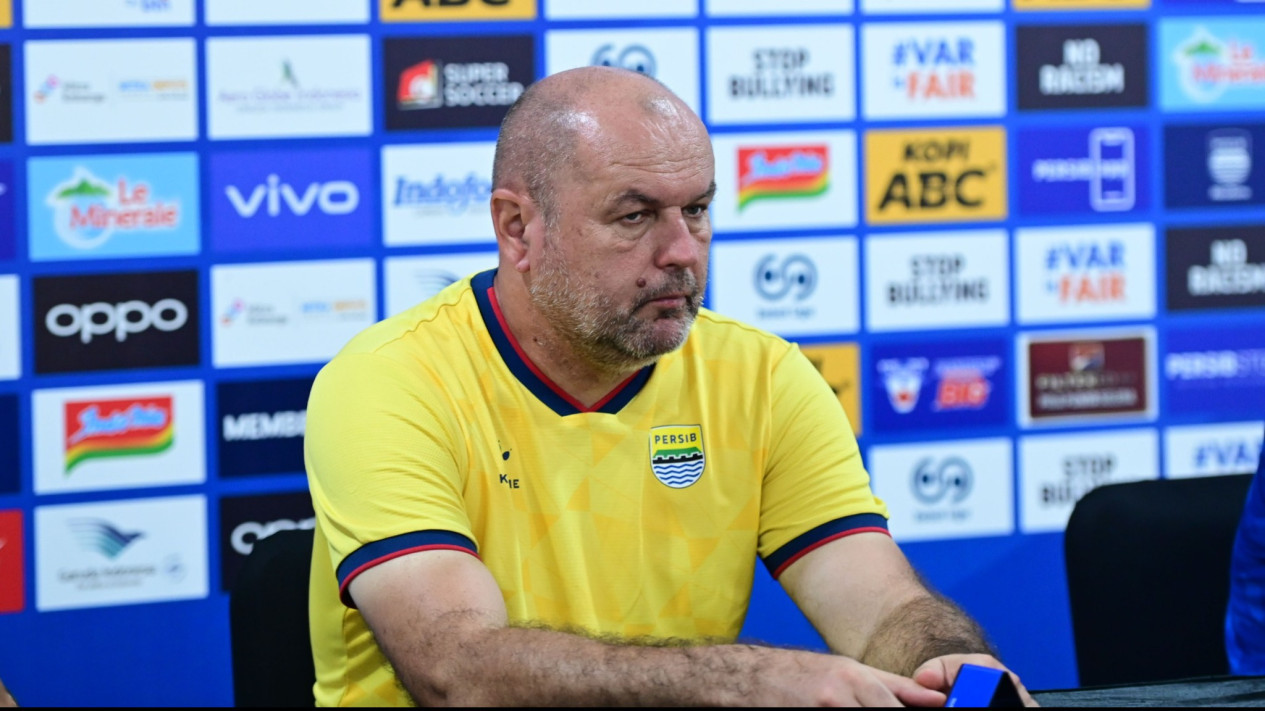 Persib Tanpa 2 Pemain Kunci Hadapi Semen Padang, Bojan Hodak Beri Komentar Berkelas
            - galeri foto