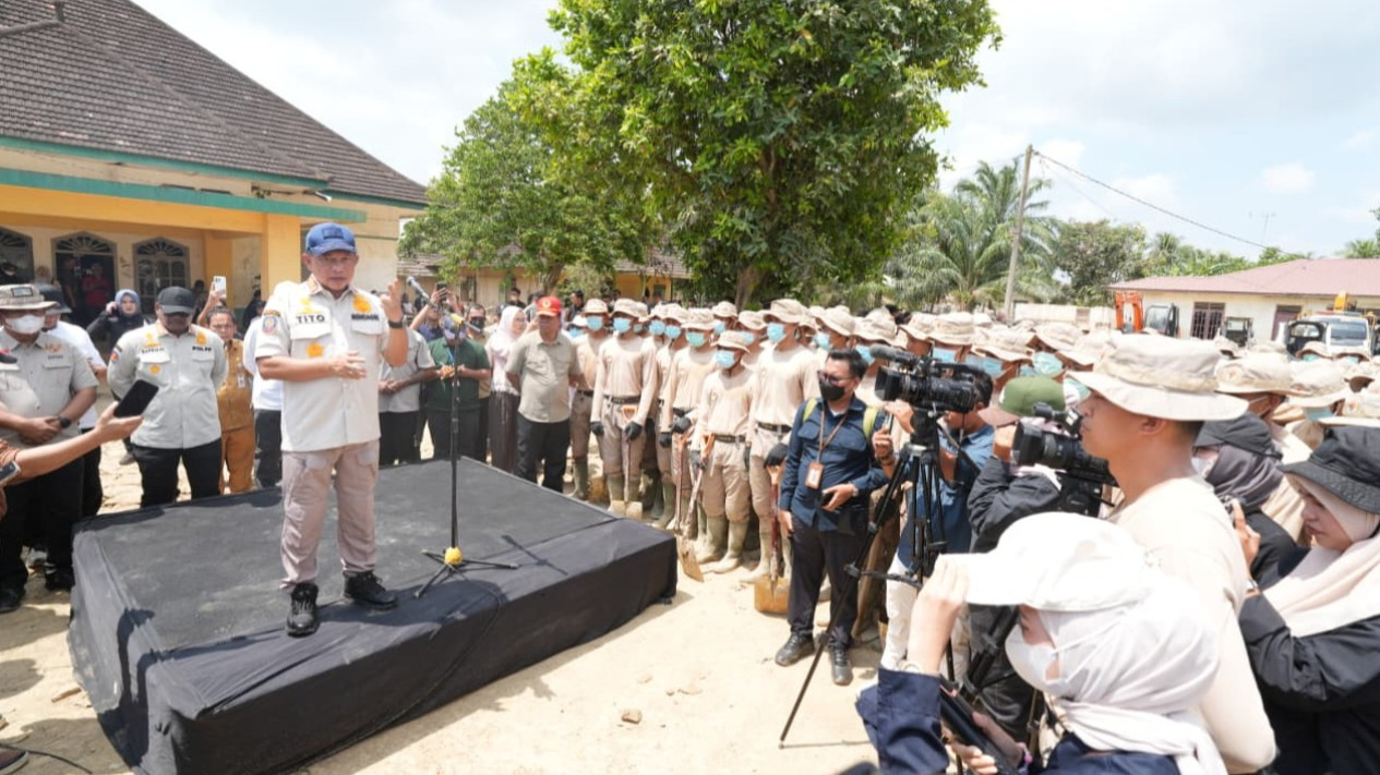 731 Praja IPDN Diterjunkan, Tito Targetkan 42 Titik Lumpur Aceh Tamiang Bersih dalam Sebulan
            - galeri foto