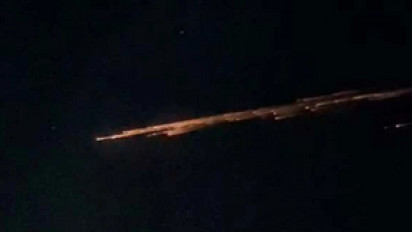 Warga Lampung Kaget, Benda Bercahaya Bak Roket Melintas di Langit Malam Hari