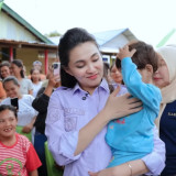 Sherly Tjoanda Tahan Tangis Lihat Balita Stunting Tak Bisa Bicara, Beri Pendampingan Gratis Hingga 6 Bulan
