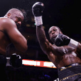 Hasil Tinju Dunia: Deontay Wilder Heroik Hantam Derek Chisora Sampai Kalah di Duel Kelas Berat Penuh Drama