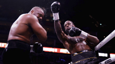 Hasil Tinju Dunia: Deontay Wilder Heroik Hantam Derek Chisora Sampai Kalah di Duel Kelas Berat Penuh Drama