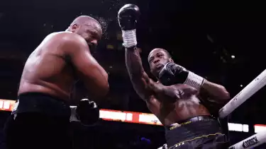 Hasil Tinju Dunia: Deontay Wilder Heroik Hantam Derek Chisora Sampai Kalah di Duel Kelas Berat Penuh Drama