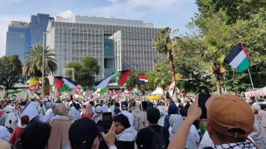 Ribuan Warga Gelar Aksi Depan Kedubes AS, Doakan 3 Prajurit TNI yang Gugur di Lebanon