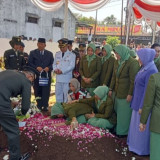 Pemakaman Kopral Farizal Rhomadhon di TMP Giripeni Berjalan Kidmat