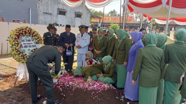 Pemakaman Kopral Farizal Rhomadhon di TMP Giripeni Berjalan Kidmat