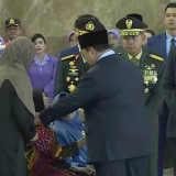 Tangis Istri Praka Farizal Pecah di Hadapan Presiden Prabowo: Suami Kami Sedang Shalat Pak!