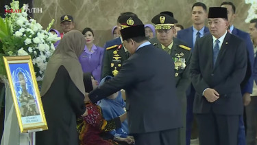 Tangis Istri Praka Farizal Pecah di Hadapan Presiden Prabowo: Suami Kami Sedang Shalat Pak!