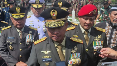 Panglima TNI Berikan Santunan Rp200 Juta hingga Beasiswa Pendidikan kepada Keluarga Mayor Zulmi Aditya Iskandar