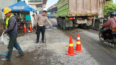 Pemotor Tewas Terlindas Truk Kontainer Usai Terpeleset di Jalan Martadinata Jakut