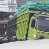 Truk Pengangkut Beras Terperosok Melintang di Tengah Jalan Bekasi, Sopir Diduga Ada Pengaruh Sabu