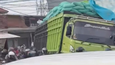 Truk Pengangkut Beras Terperosok Melintang di Tengah Jalan Bekasi, Sopir Diduga Ada Pengaruh Sabu