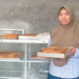 Bangkit dari Keterbatasan, Usaha Kue Tantiningsih Kini Mampu Topang Ekonomi Keluarga Berkat Sinergi Holding UMi