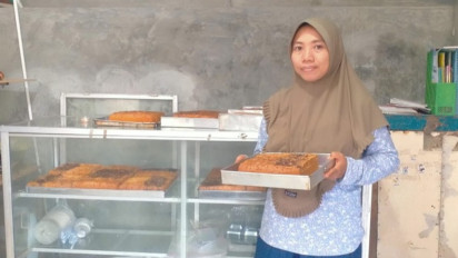 Bangkit dari Keterbatasan, Usaha Kue Tantiningsih Kini Mampu Topang Ekonomi Keluarga Berkat Sinergi Holding UMi
