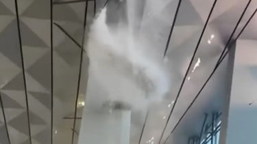 Detik-Detik Atap Terminal 3 Bandara Soekarno-Hatta Ambruk, Diduga Terjadi Karena Cuaca Buruk