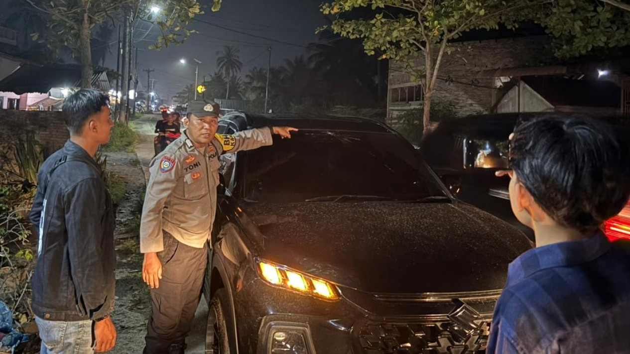 Detik-detik Mobil Anggota DPRD Batubara Dilempar oleh OTK, Ridwan Beberkan Kronologinya
            - galeri foto