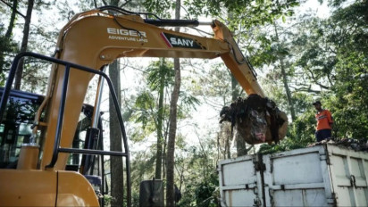 Upaya Jaga Kelestarian Lingkungan, Pemkab Bogor dan Eiger Adventure Land Angkut Sampah di Kawasan Puncak